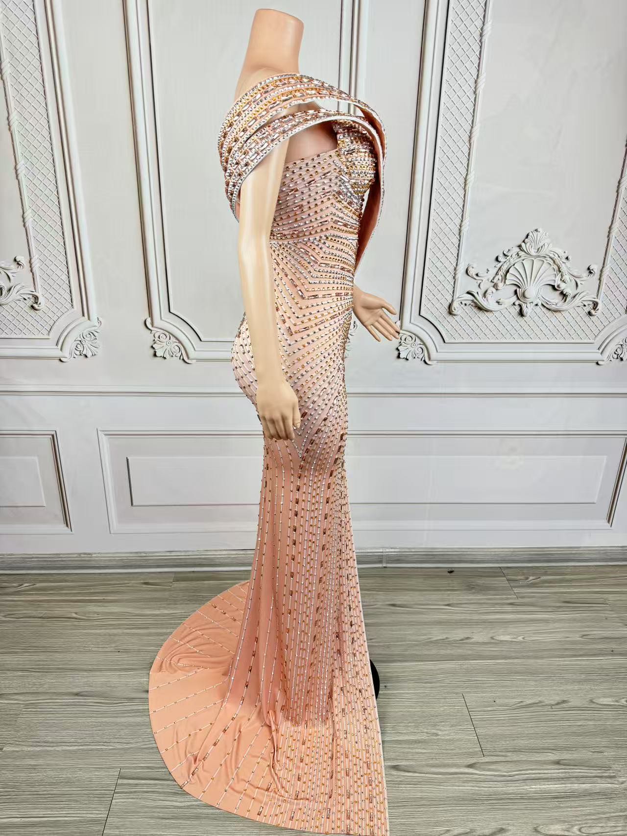 Xiangbin Sparkly Crystals Form - Women Formal Wear Photoshoot 评论和价格
